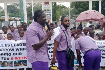 PHOTOS: VeryDarkMan, pupils stage protest at Wike’s gate over prolonged teachers’ strike