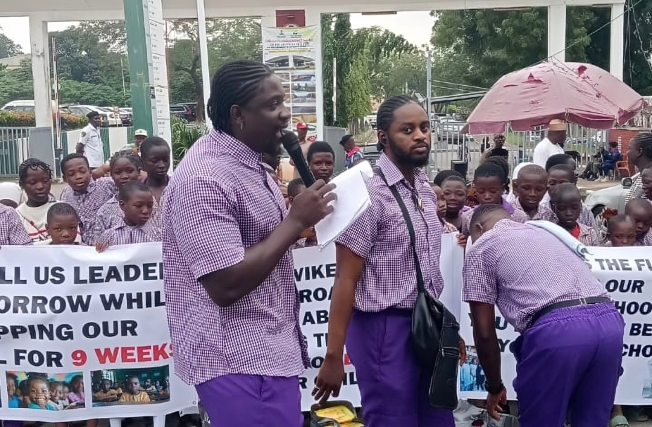 PHOTOS: VeryDarkMan, pupils stage protest at Wike’s gate over prolonged teachers’ strike